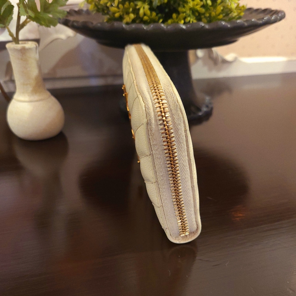 π€β€οΈβπ₯πAuthentic pre-owned Yves Saint Laurent Chevron zip around wallet! π€π - Picture 6 of 9